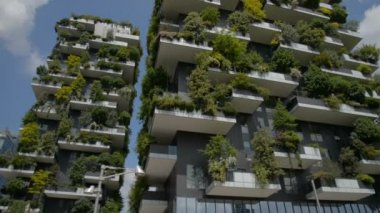 Milan, İtalya - Mai 2017: Bosco Verticale veya dikey orman olduğunu en uzun binası dünya çapında. Çok çeşitli ağaçlar ve bitkiler üzerinde balkon ile iki konut kulenin oluşmaktadır.