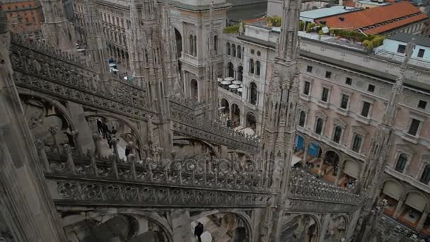 Zonnige dag Milaan duomo kathedraal op het dak decoratie blue sky panorama Italië — Stockvideo