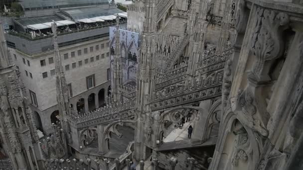 Slunečný den Milán duomo katedrála střešní dekorace modrá obloha panorama Itálie — Stock video