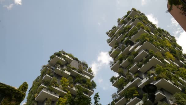 Milán, Italia - Mai 2017: Bosco Verticale o Vertical Forest es el mejor edificio alto del mundo. Se compone de dos torres residenciales con una gran variedad de árboles y plantas en los balcones . — Vídeo de stock