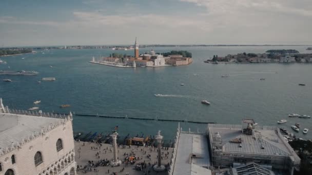 Widok na bazylikę San Giorgio Maggiore wyspie od placu San Marco Chiesa di San Giorgio Maggiore, Wenecja, Włochy — Wideo stockowe