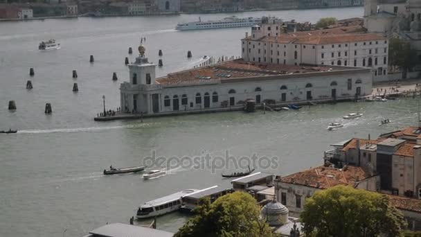 Basílica de Santa Maria della Saudação na ilha de Dorsoduro, Veneza, Itália, navios e barcos que passam — Vídeo de Stock
