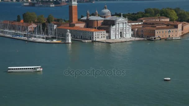 Widok na bazylikę San Giorgio Maggiore wyspie od placu San Marco Chiesa di San Giorgio Maggiore, Wenecja, Włochy — Wideo stockowe