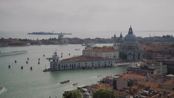 バシリカ ・ ディ ・ サンタマリア ・ デッラ ・敬礼ドルソドゥーロ, ヴェネツィア, イタリアの島の shipsand ボートが通過 — ストック動画