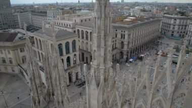 güneşli bir gün Milano duomo cathedral çatı dekorasyon mavi gökyüzü panorama İtalya