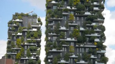 Milan, İtalya - 2017 olabilir: Bosco Verticale veya dikey orman olduğunu en iyi dünya çapında yüksek bina. Çok çeşitli ağaçlar ve bitkiler üzerinde balkon ile iki konut kulenin oluşmaktadır.