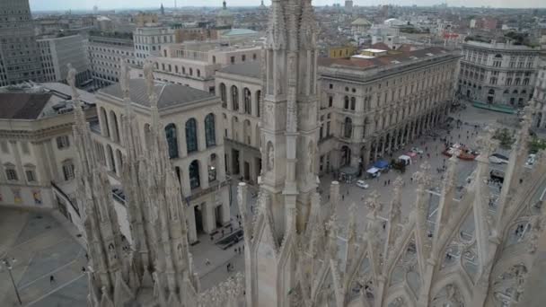 Dia ensolarado milan duomo catedral telhado decoração azul céu panorama itália — Vídeo de Stock