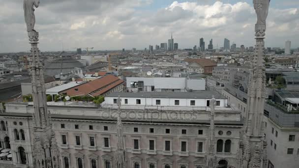 Zonnige dag Milaan duomo kathedraal op het dak decoratie blue sky panorama Italië — Stockvideo