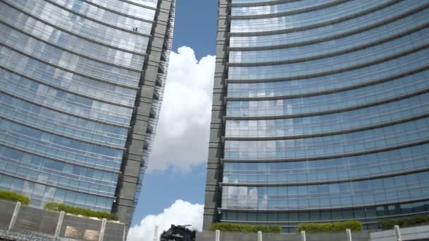 Milán, Italia - Mai 2017: Torre Unicredit Gae Aulenti luces led cuadradas Árbol solar Sistema de iluminación led en forma de flor utilizando energía solar en Piazza Gae Aulenti antes de Torre Unicredit . — Vídeo de stock