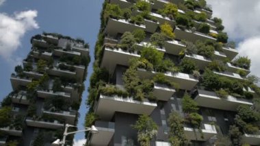 Milan, İtalya - 2017 olabilir: Bosco Verticale veya dikey orman olduğunu en iyi dünya çapında yüksek bina. Çok çeşitli ağaçlar ve bitkiler üzerinde balkon ile iki konut kulenin oluşmaktadır.