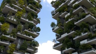 Milan, İtalya - 2017 olabilir: Bosco Verticale veya dikey orman olduğunu en iyi dünya çapında yüksek bina. Çok çeşitli ağaçlar ve bitkiler üzerinde balkon ile iki konut kulenin oluşmaktadır.