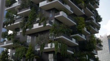 Milan, İtalya - 2017 olabilir: Bosco Verticale veya dikey orman olduğunu en iyi dünya çapında yüksek bina. Çok çeşitli ağaçlar ve bitkiler üzerinde balkon ile iki konut kulenin oluşmaktadır.