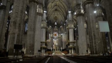 Milan, İtalya - Mai 2017: duomo cathedral güneş ışığı panorama 4 k milan Eylül 2016 yaklaşık yürüme çatı kubbe içinde milan, İtalya.