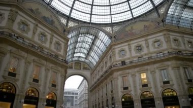 Milan, İtalya - Vittorio Emanuele II Galerisi Milano'da alışveriş Mai 5 kişi. Galeri İtalya, 1865 ve 1877 arasında inşa edilmiş en eski alışveriş merkezidir.