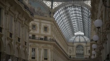 Milan, İtalya - Vittorio Emanuele II Galerisi Milano'da alışveriş Mai 5 kişi. Galeri İtalya, 1865 ve 1877 arasında inşa edilmiş en eski alışveriş merkezidir.