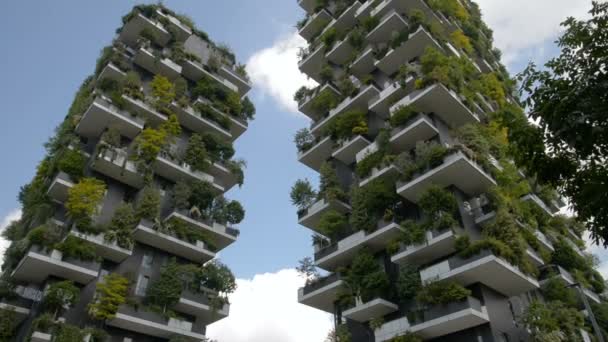 Milan, Italië - mei 2017: Bosco Verticale of verticale Forest is de beste hoog bouwen wereldwijd. Bestaat uit twee woontorens met een grote verscheidenheid aan bomen en planten op de balkons. — Stockvideo