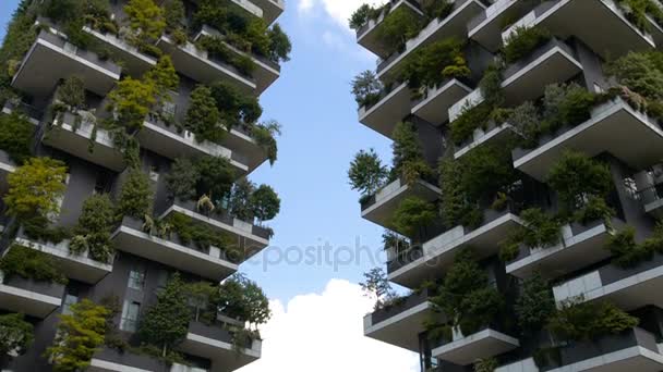 Милан, Италия - май 2017: Bosco Verticale or Vertical Forest is the Best tall building worldwide. Состоит из двух жилых башен с большим разнообразием деревьев и растений на балконах . — стоковое видео