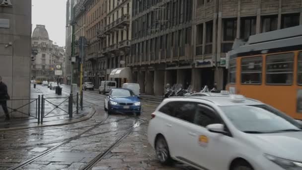 Milan city twilight regenachtige dag verkeer tram straat 4 k tijd vervallen Italië — Stockvideo