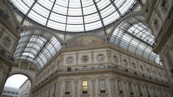 Milano, Italien - Mai 5 personer Shopping i Vittorio Emanuele Ii Galleri Milano. Galleriet är det äldsta köpcentret i Italien, byggdes mellan 1865 och 1877. — Stockvideo