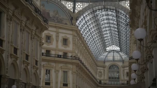 Milan, İtalya - Vittorio Emanuele II Galerisi Milano'da alışveriş Mai 5 kişi. Galeri İtalya, 1865 ve 1877 arasında inşa edilmiş en eski alışveriş merkezidir. — Stok video