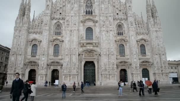 Milan, İtalya - Mai 5 görünümünü Milano Katedrali'ne Piazza Duomo, İtalya — Stok video
