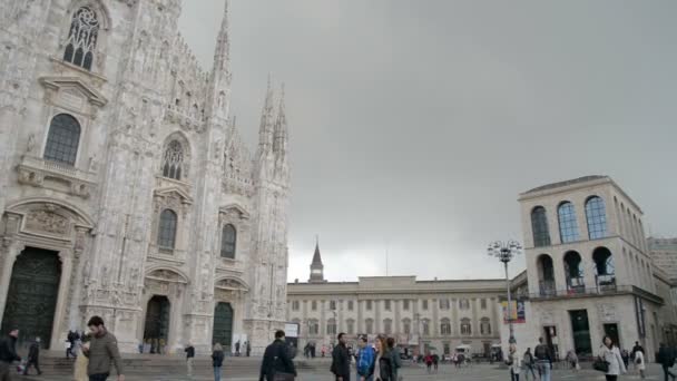 MILÁN, ITALIA - MAI 5 Vista de la Catedral de Milán en Piazza Duomo, Italia — Vídeo de stock