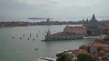 Basilica di Santa Maria della Salute Adası Dorsoduro üzerinde Venedik, İtalya, geçen shipsand tekneler