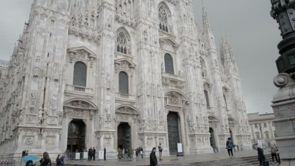 Мілан (Італія)-МАІ 5 видом на Міланський собор в площі Дуомо, Італія — стокове відео