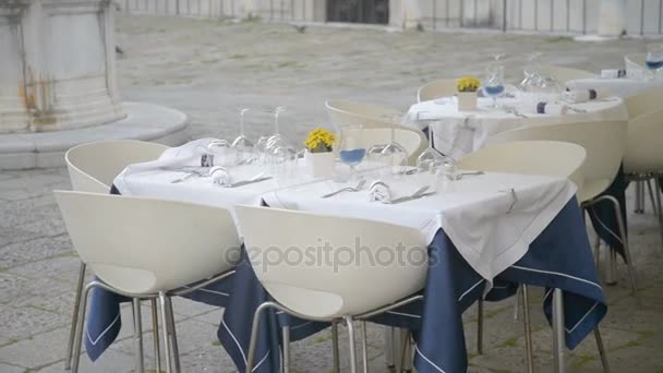 Mesas servidas fora do restaurante à espera de clientes — Vídeo de Stock