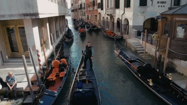 Benátky, Itálie - Mai 2017:Romantic turné v gondole, hnaný gondoliér v Benátky canal. — Stock video
