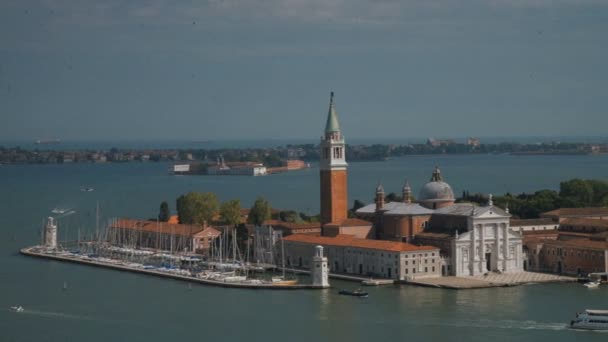 Kilátással a San Giorgio Maggiore bazilika sziget San Marco tér Chiesa di San Giorgio Maggiore, Velence, Olaszország — Stock videók