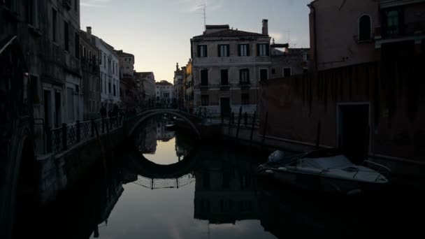 VENECIA, ITALIA - MAYO 2017: Venecia en gondolero frente a Santa María de la Salud, una iglesia católica en Venecia, Italia. Se encuentra entre el Gran Canal y la Cuenca de San Marcos . — Vídeo de stock