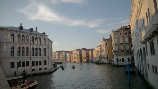 VENECIA, ITALIA - MAYO 2017: Venecia en gondolero frente a Santa María de la Salud, una iglesia católica en Venecia, Italia. Se encuentra entre el Gran Canal y la Cuenca de San Marcos . — Vídeos de Stock