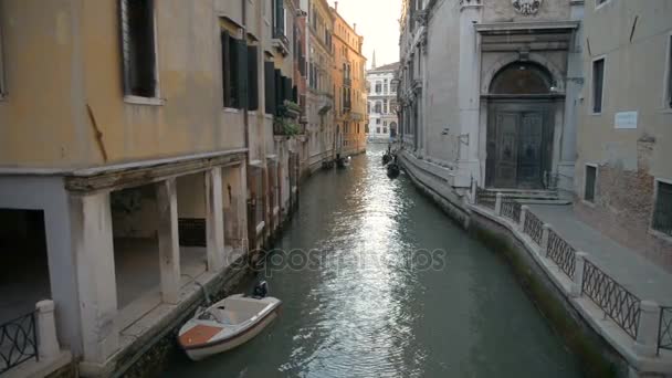 Romantyczna wycieczka gondolą, Państwa tajską przebyć w Wenecji nad Canal Grande. — Wideo stockowe