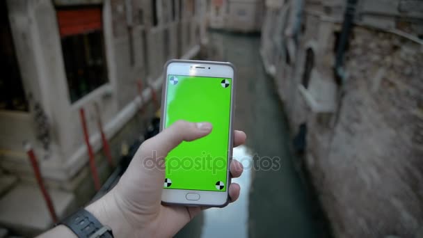 Использование телефона с зеленым экраном в Венеции — стоковое видео