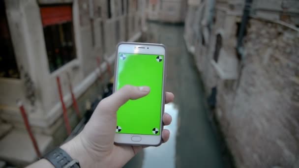 Usando el teléfono con pantalla verde en Venecia — Vídeos de Stock