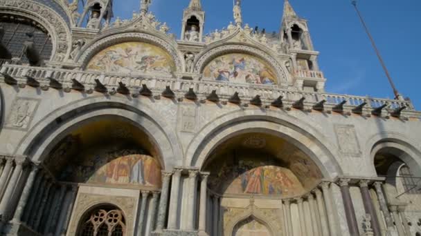 Venecia Italia: Basílica de San Marco iglesia catedral en San Marco o plaza de San Marcos. Plato de la catedral San Marco. San Marco de cerca. San Marco Italia — Vídeo de stock