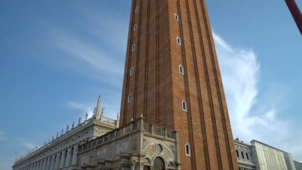 Campanile di Venezia med den bevingade lejon i bakgrunden, ligger på Piazza San Marco, Italien. — Stockvideo