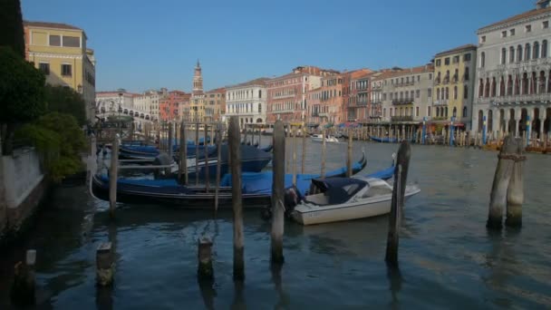 Benátky Itálie 3 května 2017: Benátky canal Grande gondola lodičky. Benátky canal. Benátky canal Grande. Kanál Venezia. Benátský kanál. Gondola kanál. Italská gondola. Projížďka v gondole. Zájezd do Benátek. Loď Gondola — Stock video
