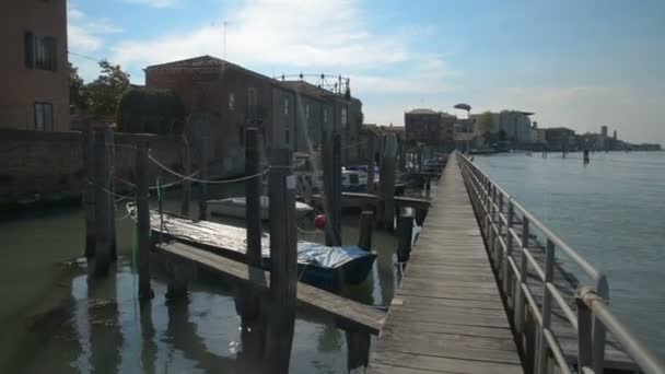 Venetië Venetië stad vis markt boot parkeren kanaal veerboot station panorama 4k omstreeks oktober 2016 Venetië, Italië. — Stockvideo