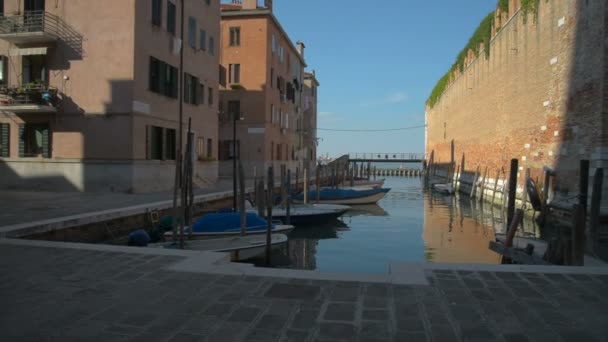 Romantische reis in gondel, roeide door een gondelier in het kanaal van Venetië. — Stockvideo