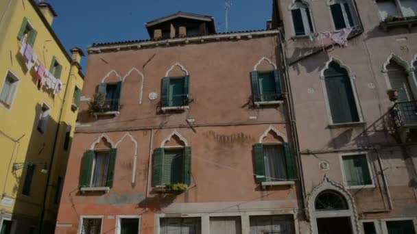 VENICE, ITÁLIA-Pinwheels girar em um plantador fora de uma velha janela em Veneza, Itália . — Vídeo de Stock