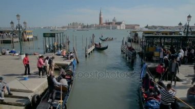 Venice, İtalya - Mayıs 2017: Arka planda, San Giorgio Maggiore Kilisesi ile Venedik Lagünü demirleyen iki gondol sisli gün, Venedik, İtalya. El atış.