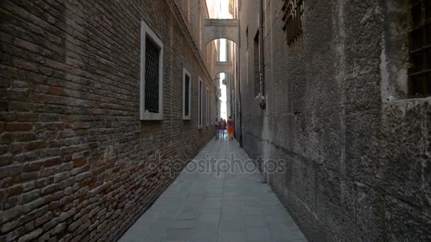 Venice city día soleado sombra calle estrecha caminando vista 4k italia — Vídeos de Stock