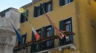 Venedik binada. Bayrakları asılı balkon: - Venedik şehir, - İtalya - Avrupa Birliği ülke