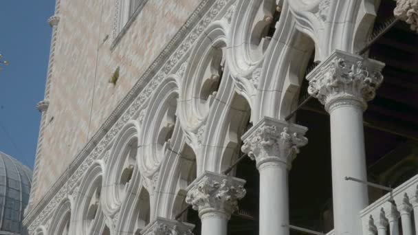 Benátky, Itálie - květen 2017. Lidé navštěvující Dóžecího paláce - Palazzo Ducale - na náměstí San Marco - Benátky v Itálii 26. dubna 2017. — Stock video