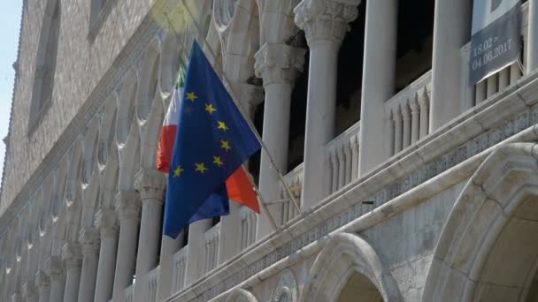 ヴェネツィア, イタリア - 2017 を可能性があります。サン ・ マルコ広場 - 26 イタリアのヴェネツィアのドゥカーレ宮殿 - ドゥカーレ宮を訪れる人々。2017 年 4 月. — ストック動画