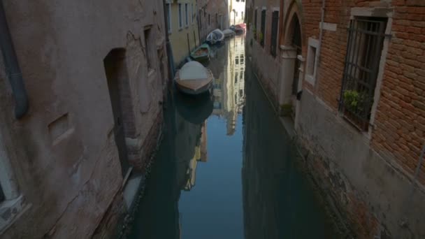 Romantische reis in gondel, roeide door een gondelier in het kanaal van Venetië. — Stockvideo