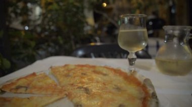 Pizza closeup ve şarap. Gıda yakın çekim. Akşam yemeği veya kahvaltı. Restoran, Cafe, bistro. Roma gece