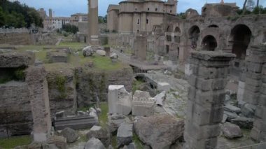 Rome, İtalya - Mayıs 2017 - Roma, İtalya, anıt, sanat, turizm, eski binalar,'un, mahveder. Forum, insanlar, kalabalık, turistler Fori Imperiali görünümünü.